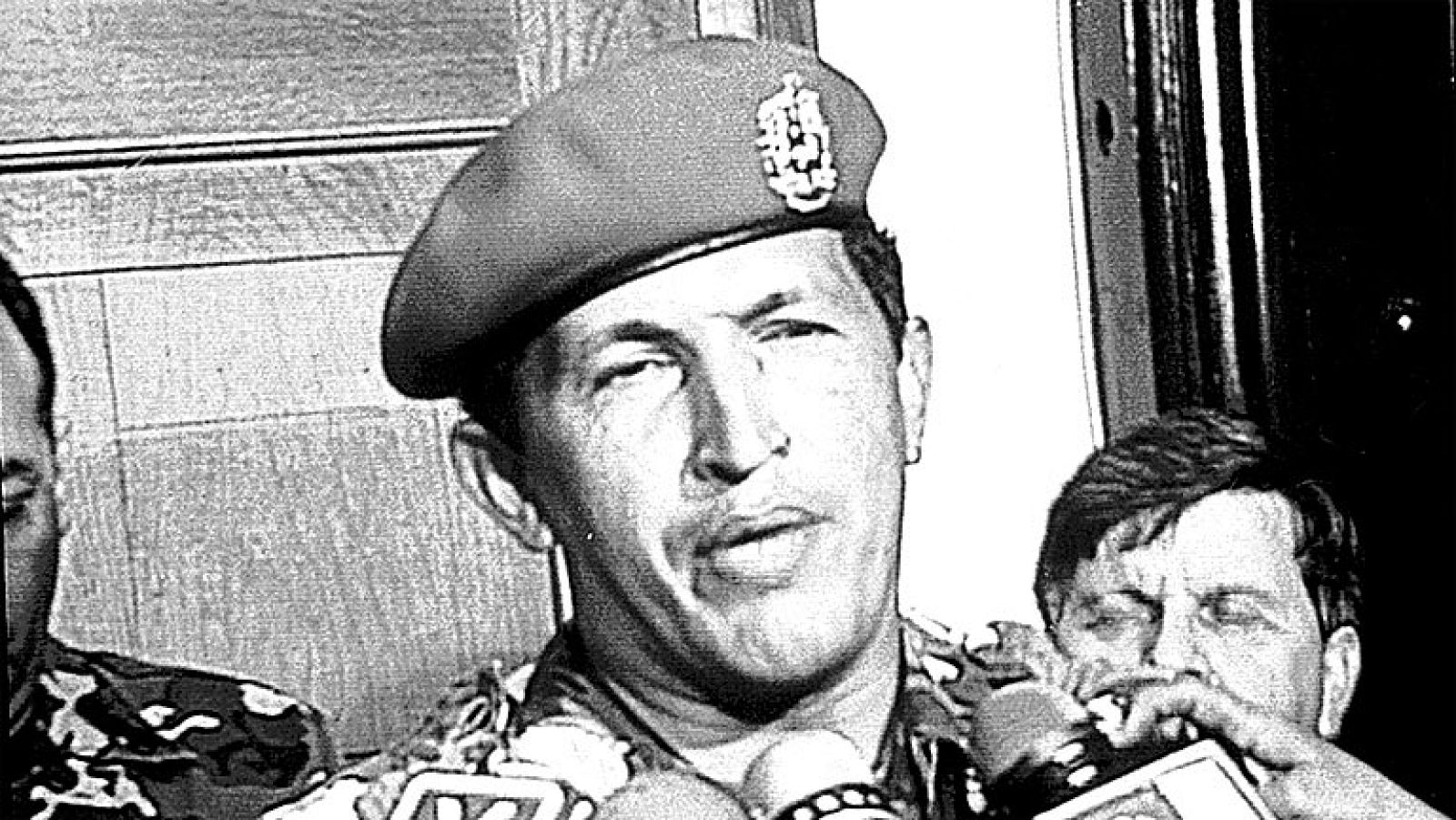 El entonces desconocido teniente coronel Hugo Chávez lidera el golpe militar contra el gobierno de Carlos Andrés Pérez, pero al final tiene que aceptar "por ahora" el fracaso de la asonada en Caracas en una intervención televisada.