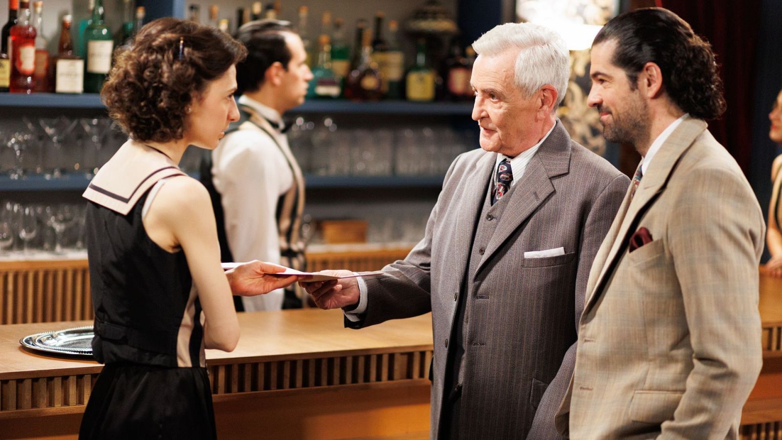 La Moderna: Inés recibe el contrato del representante | Ver