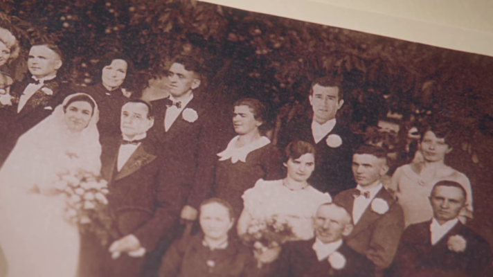 Salón de té La Moderna - Jacobo, Matilde e Íñigo buscan la relación entre Manuel y Carla