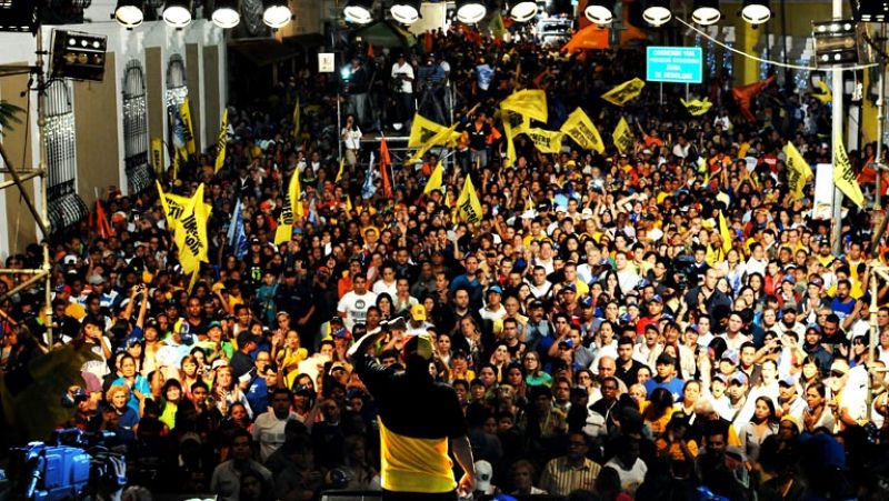 Termina la campaña para los comicios regionales en Venezuela pendientes de la salud de Chávez