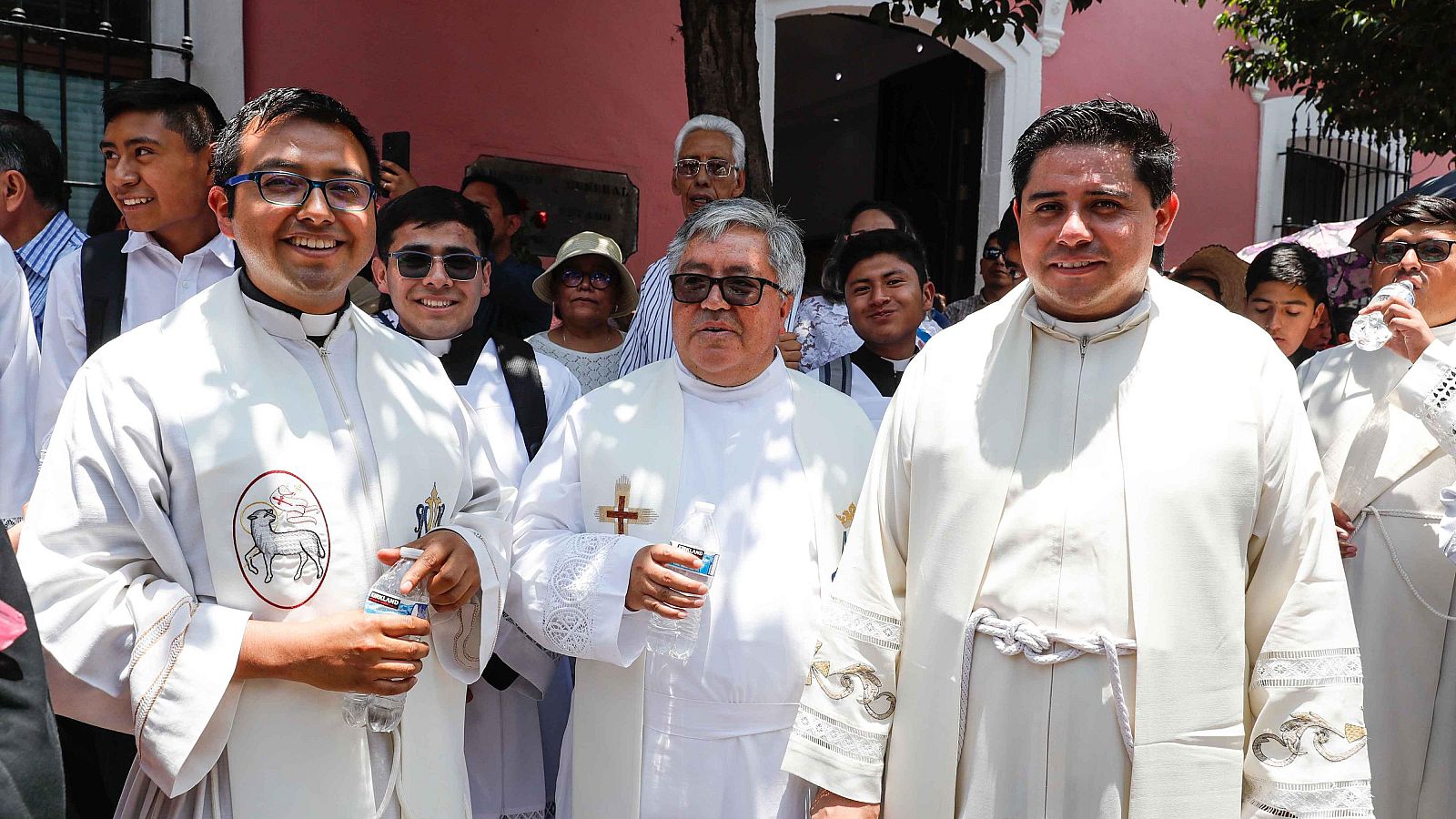 El sacerdote que logra mediar entre narcos y Gobierno en México | Ver