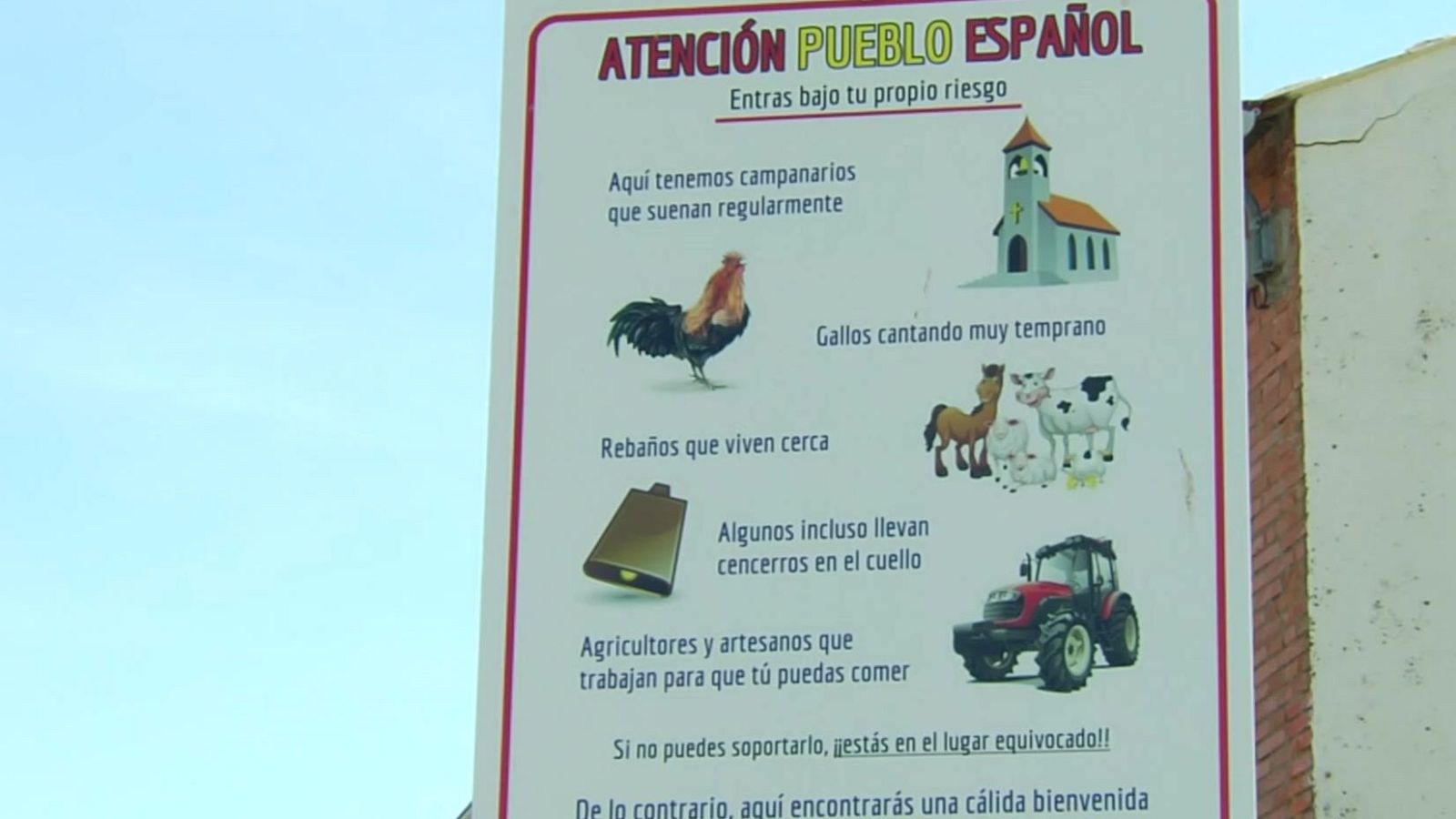 Un cartel que avisa de las incomodidades de la vida rural | Ver