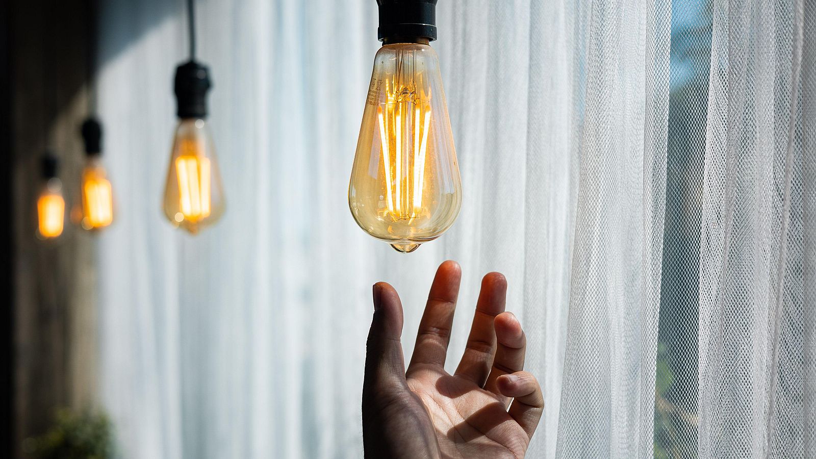 La electricidad sube en mayo por una menor aportación de las renovables | Ver