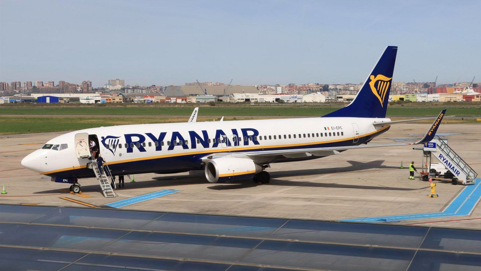 Facua, satisfecha con la multa a las aerolíneas de bajo coste - Informativo 24h | Ver