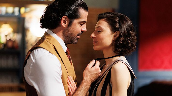 Salón de té La Moderna - Inés y César se dejan llevar en el Madrid Cabaret