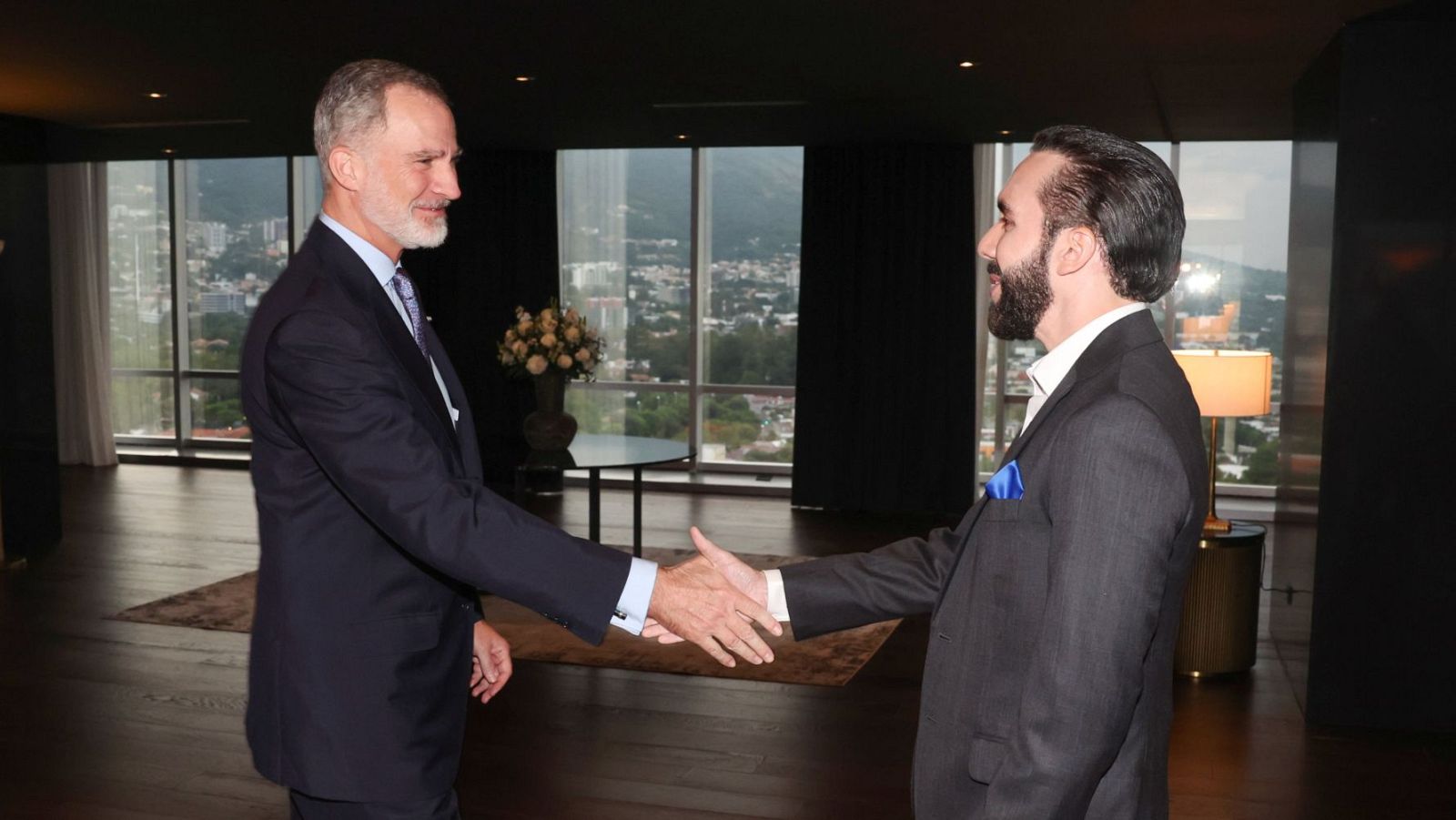 Felipe VI se reúne con Bukele en El Salvador antes de su sesión de investidura | Ver