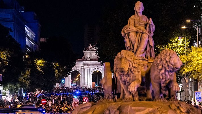 Telediario 2 - Cibeles se vistió de blanco hasta altas horas de la madrugada