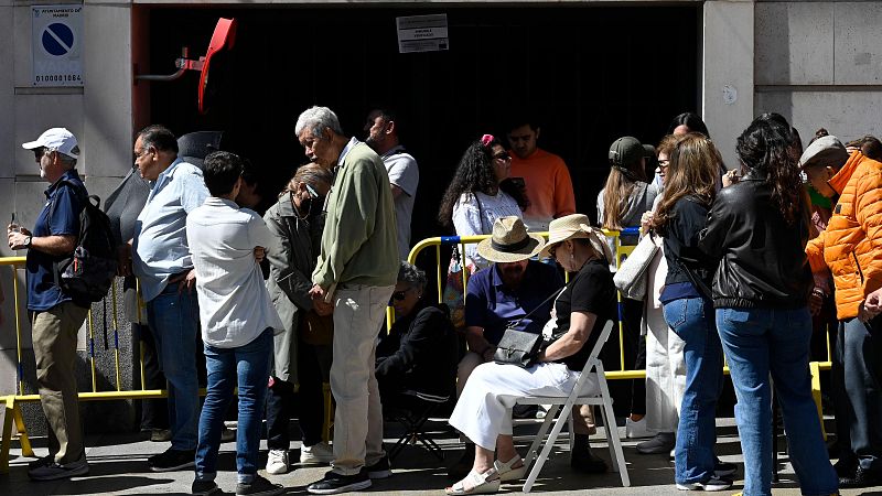 Los mexicanos forman largas colas para votar en el embajada - Informativo 24h | Ver