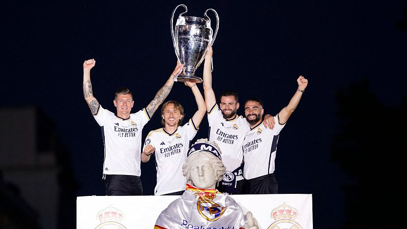 El Real Madrid se da un ba�o de masas por la capital en la celebraci�n de la 15� Champions