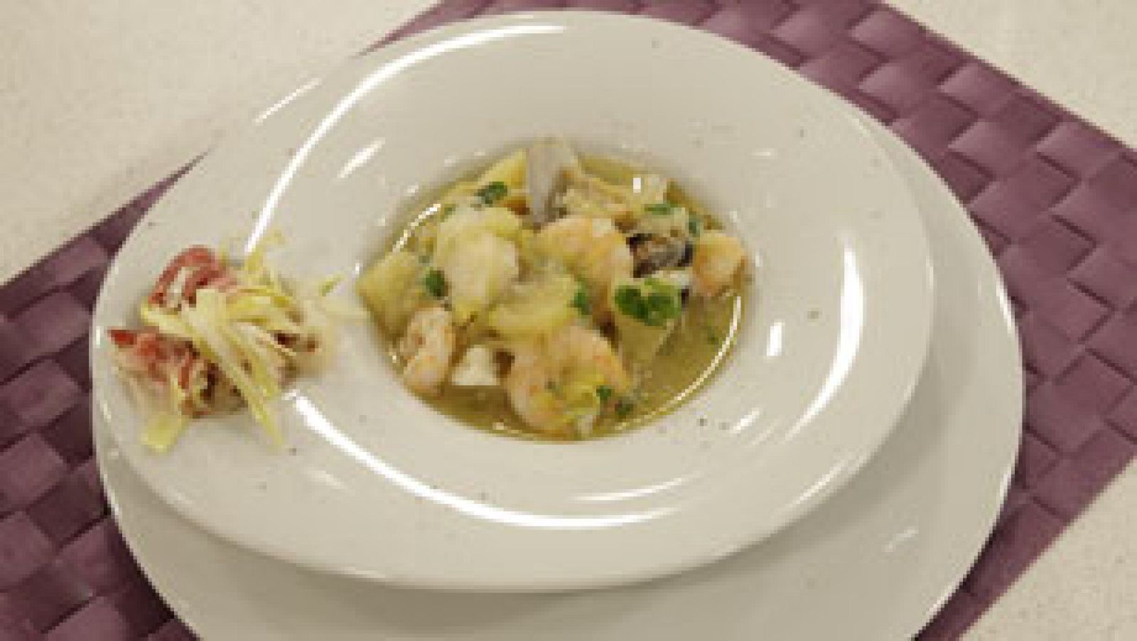 Saber cocinar - Porrusalda de bacalao y marisco con ensalada de apio