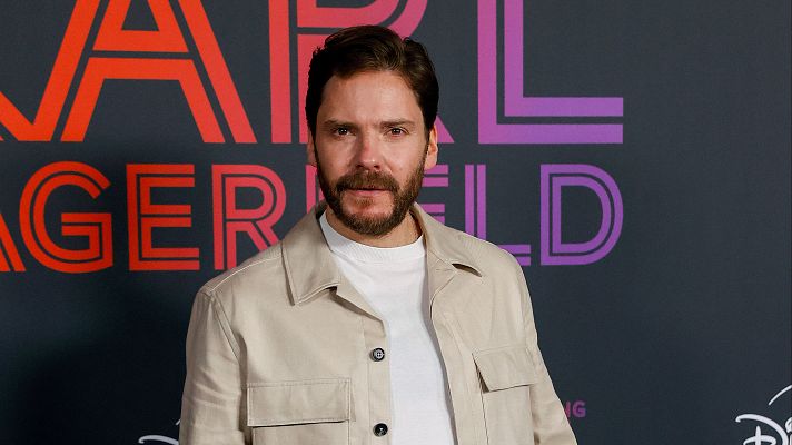 Telediario 1 - 'Becoming Karl Lagerfeld': Daniel Brülh interpreta al diseñador alemán