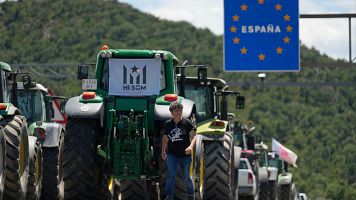 Los agricultores siguen con las protestas y bloquean los principales pasos fronterizos entre Francia y Espaa