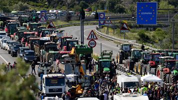 Los agricultores siguen con las protestas y bloquean los principales pasos fronterizos entre Francia y Espaa
