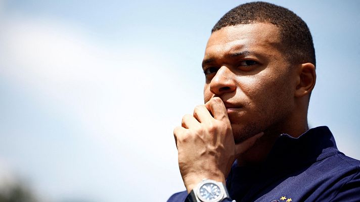 Telediario 1 - Expectación por las primeras imágenes de Mbappe después de su fichaje por el Real Madrid
