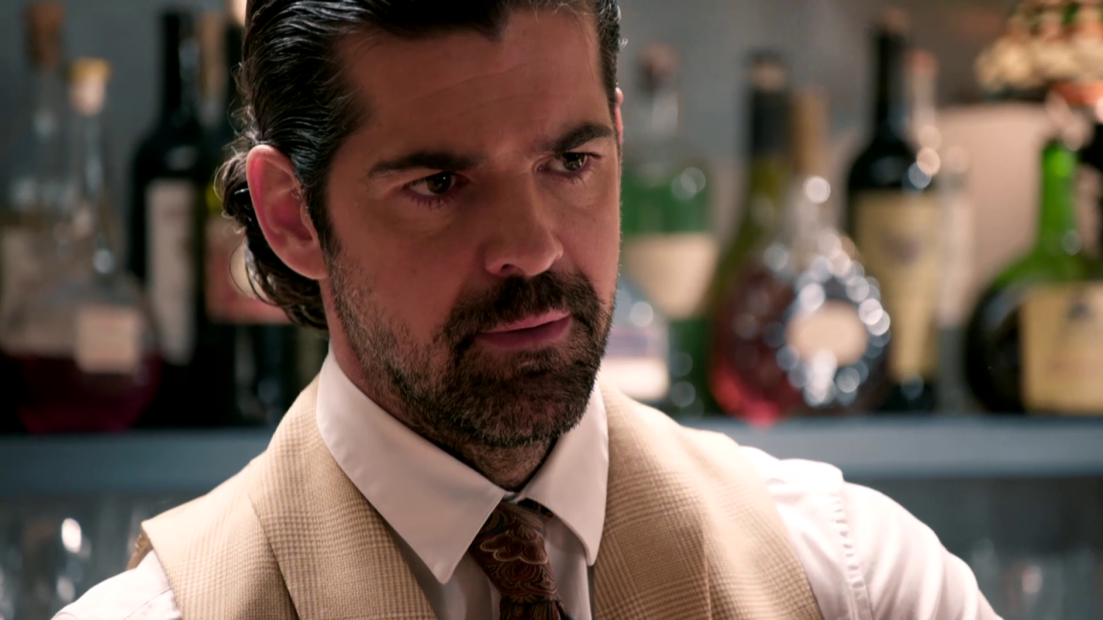 César descubre con qué se trafica en el Madrid Cabaret - Salón de té La Moderna | Ver