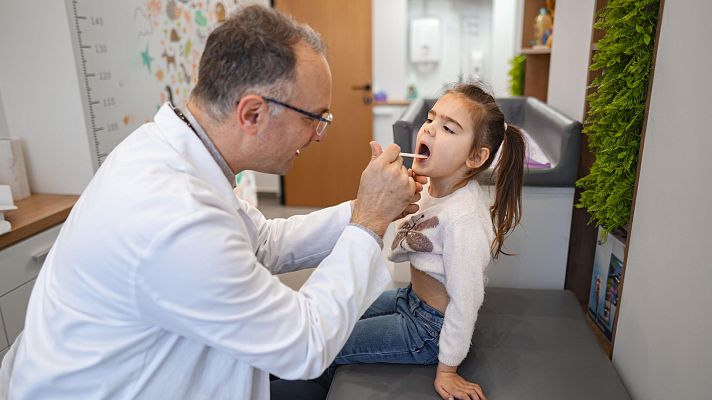 Telediario 2 - Sanidad y las comunidades buscan una solución ante el déficit de médicos de Atención Primaria en verano