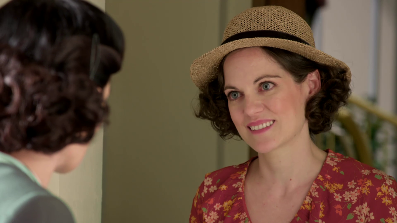 Mari Carmen le pide un favor a Teresa - Salón de té La Moderna | Ver