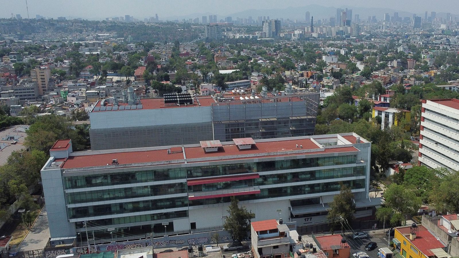 La OMS confirma el primer fallecimiento por gripe aviar H5N2 - Telediario 1 | Ver