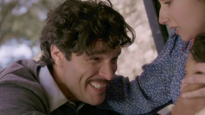 Salón de té La Moderna - Íñigo vuelve con la ayuda de Jacobo y unos policías