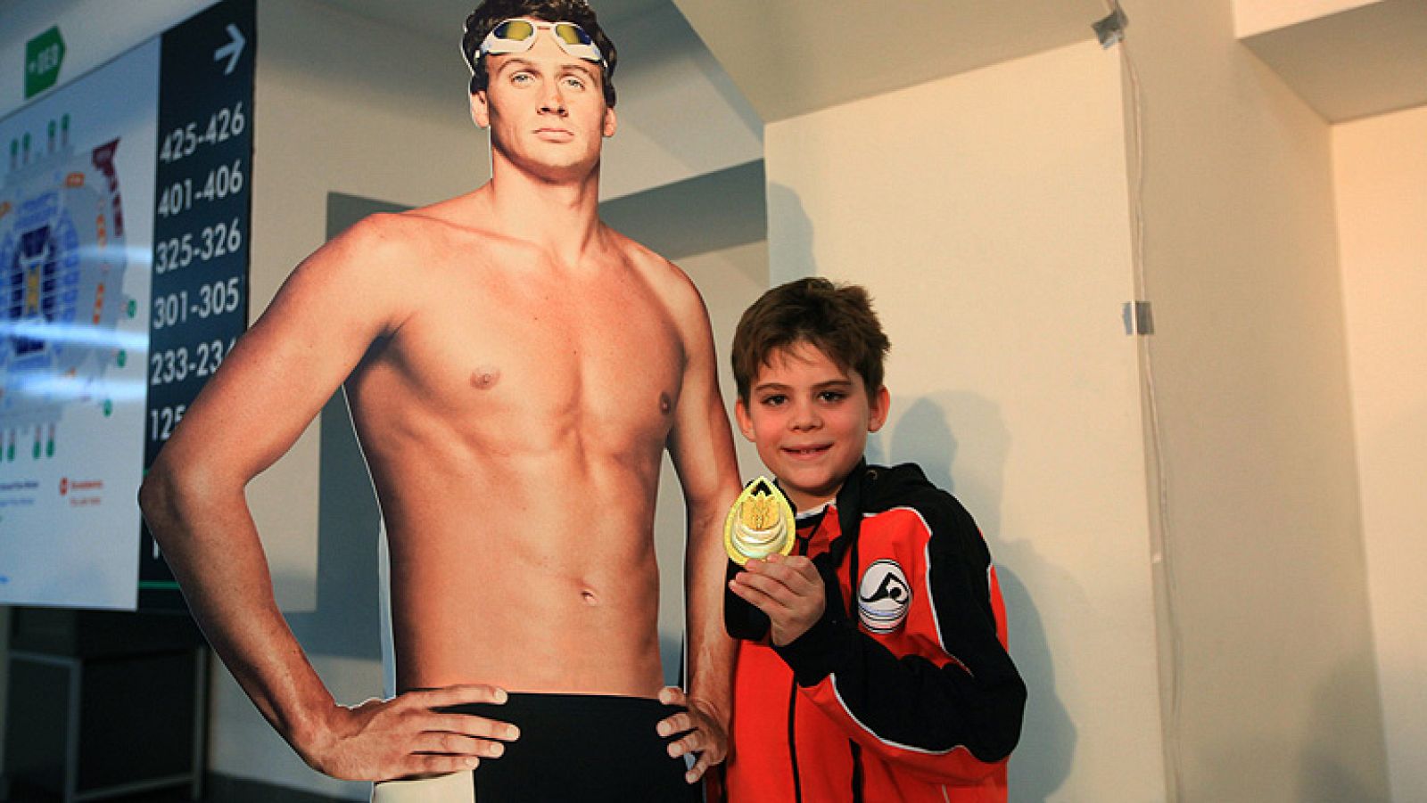 El nadador estadounidense Ryan Lochte ha sorprendido a todos al regalar su cuarta medalla de oro en los Mundiales de Estambul a un niño de la grada al que no conocía de nada.