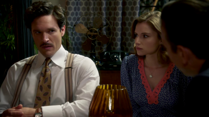 Salón de té La Moderna - El inspector Giménez interroga a Íñigo