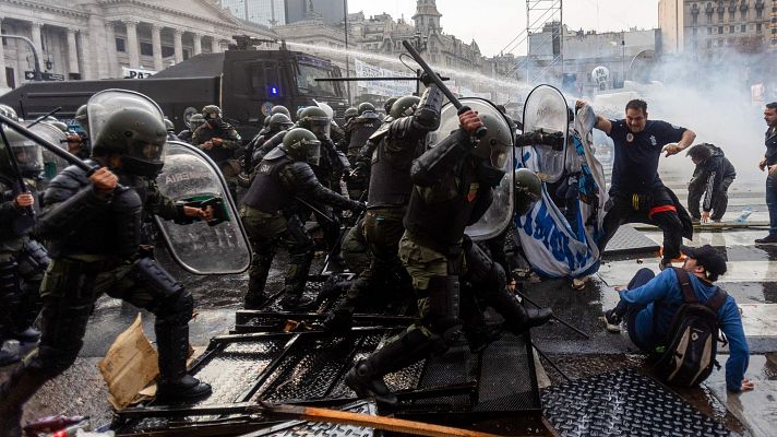  - La aprobación de la "ley de bases" en Argentina provoca la protesta de miles de manifestantes