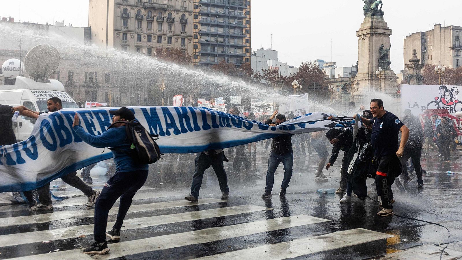 Miles de argentinos protestan en contra de la ley de bases de Milei aprobada en el Senado | Ver