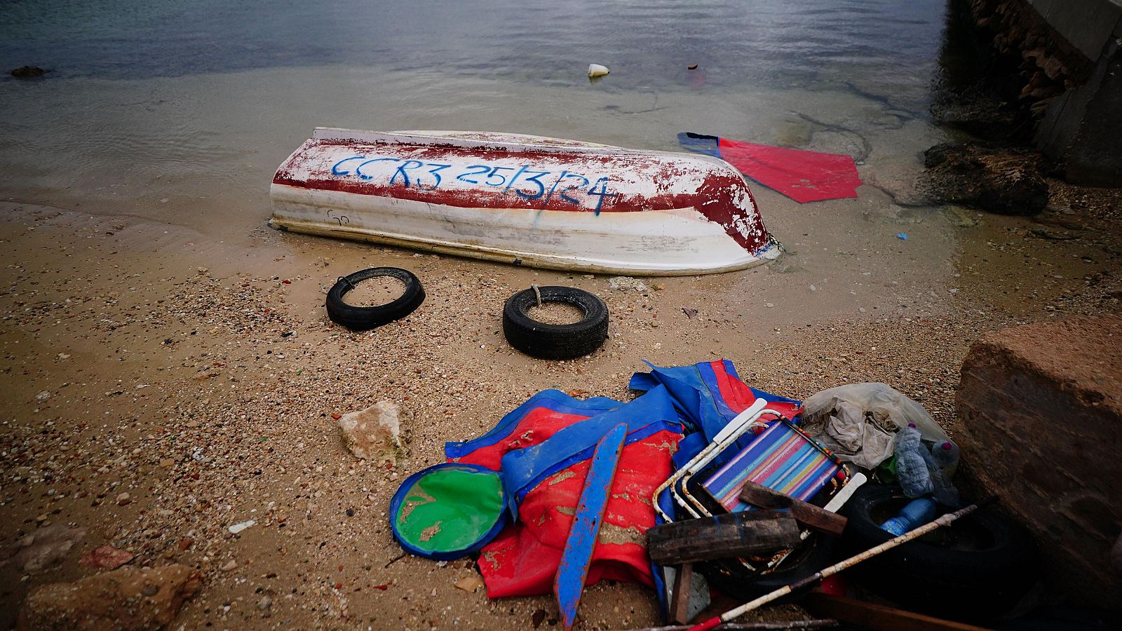 Unión de policías para reducir llegada de pateras desde Mauritania - La tarde en 24h | Ver