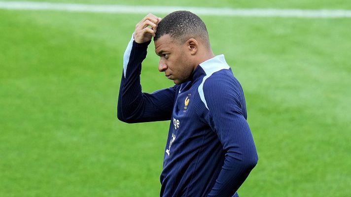 Telediario 2 - Francia se entrena con Mbappé al margen antes de su debut en la Eurocopa