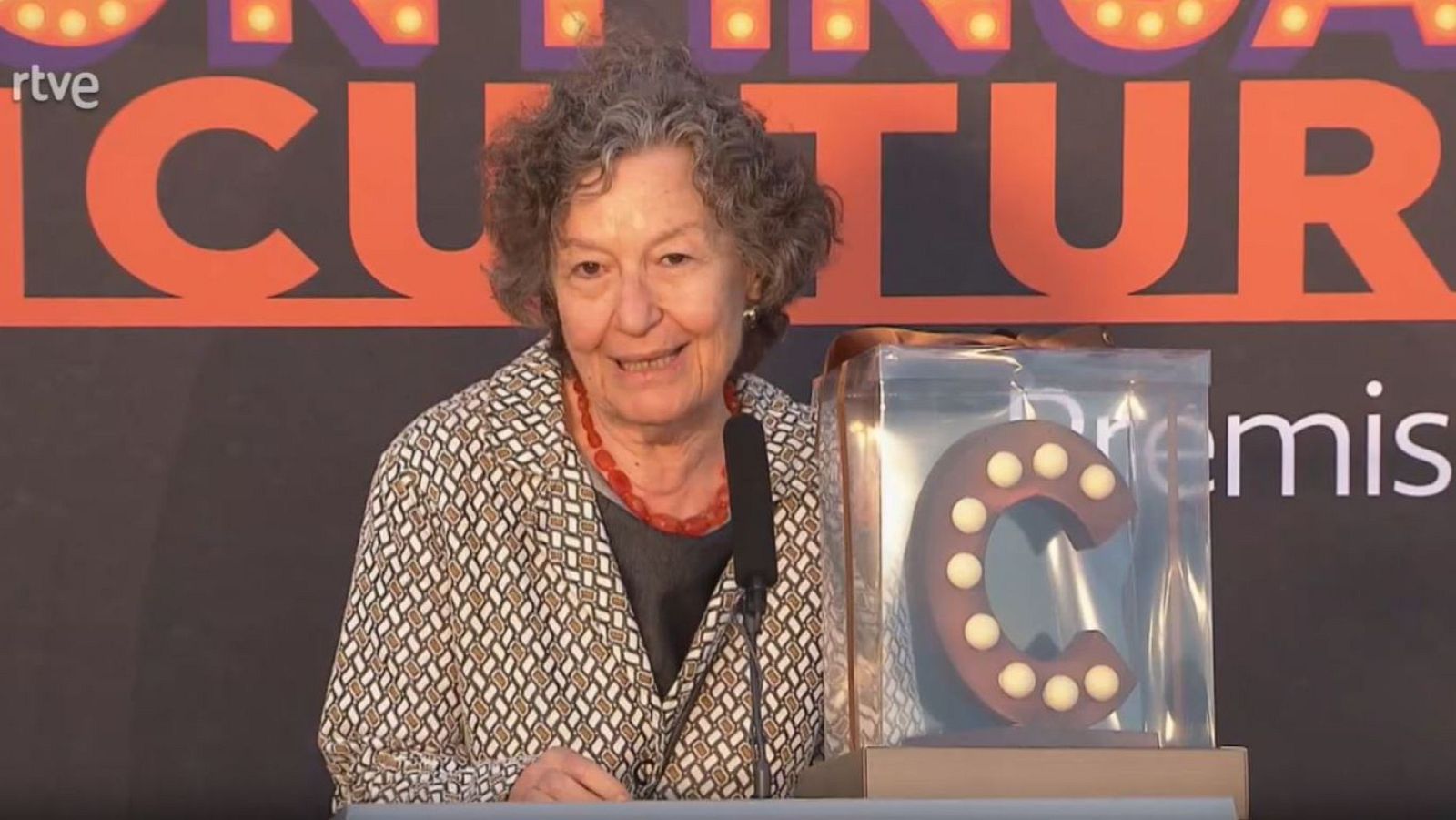 Maria Barbal rep el un dels premis Dolços de 2024 | Veure