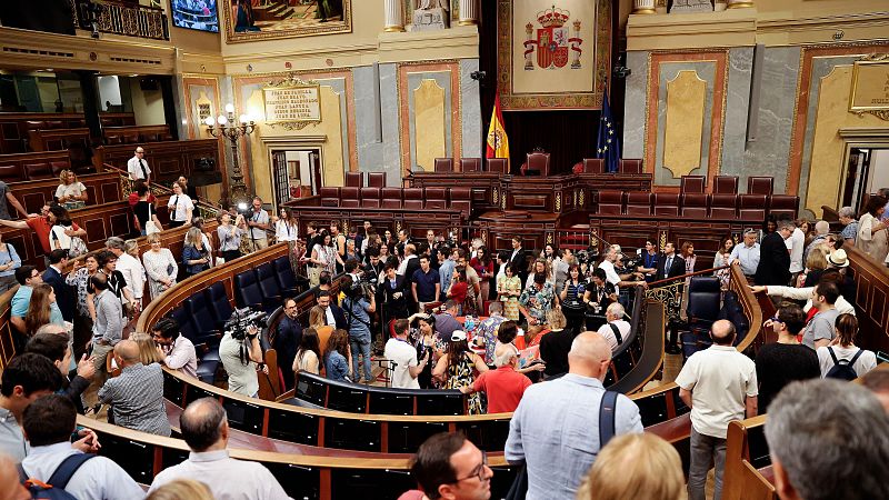 Jornada de puertas abiertas en el Congreso de los Diputados - Telediario 1 | Ver