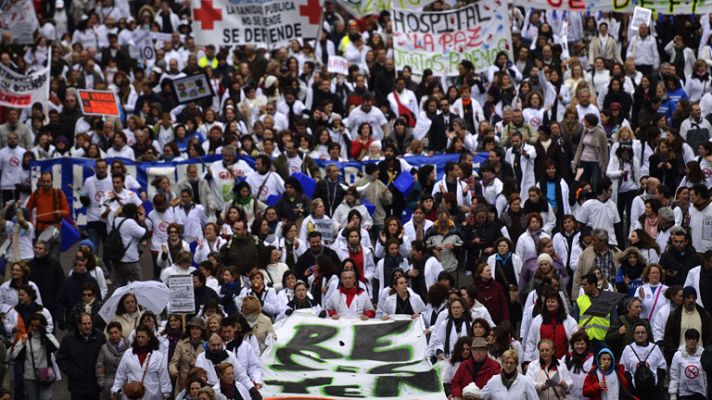 Telediario 1 - Miles de "batas blancas" marchan en Madrid contra la privatización sanitaria