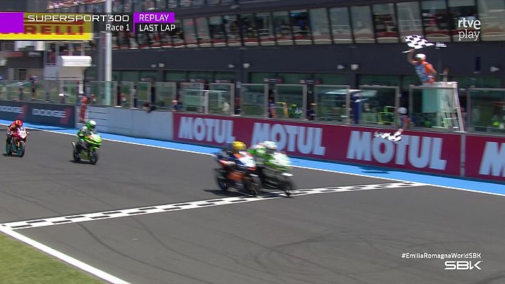 Mundial de Superbike - El íncreible final de la carrera de Supersport 300 que Iglesias ganó por 7 milésimas