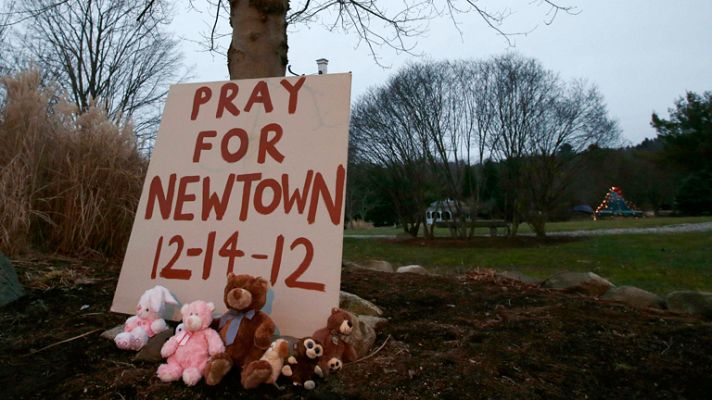 Telediario 1 - La policía trata de reconstruir la secuencia de la matanza de Newtown