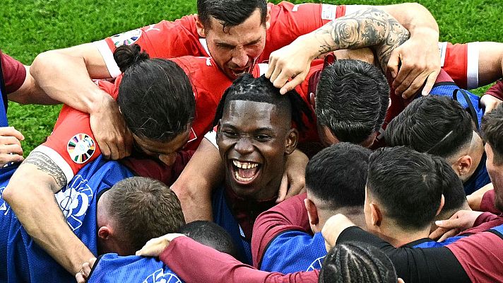 Eurocopa - Un gol entre bueno y curioso: error de Orban, vaselina de Embolo y vendaje perdido por el camino