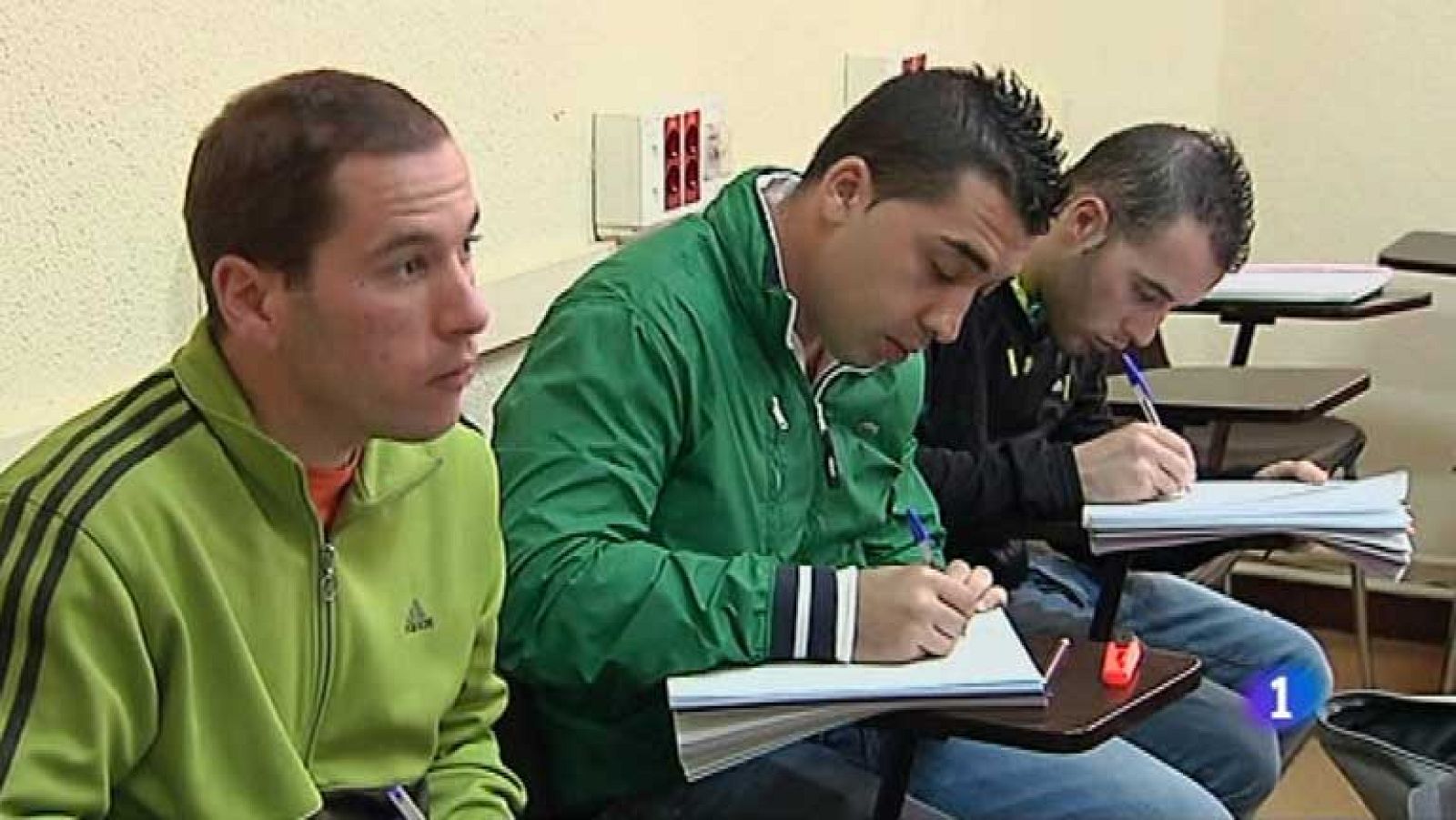 Andalucía y Extremadura incentivan con dinero a sus jóvenes parados para que se saquen la ESO | Ver