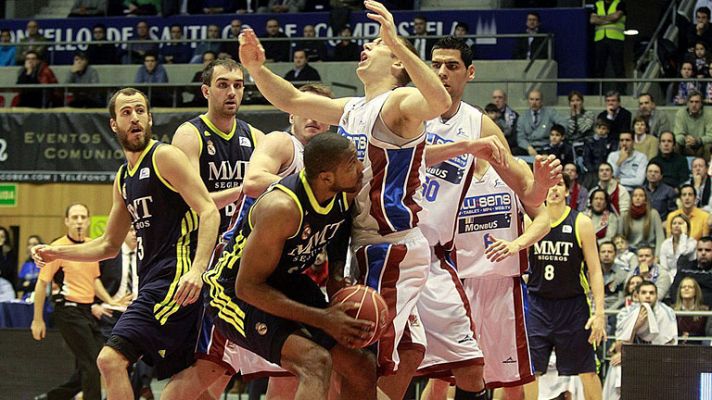 Telediario 1 - El Madrid sigue invicto y el Barça cosecha una nueva derrota