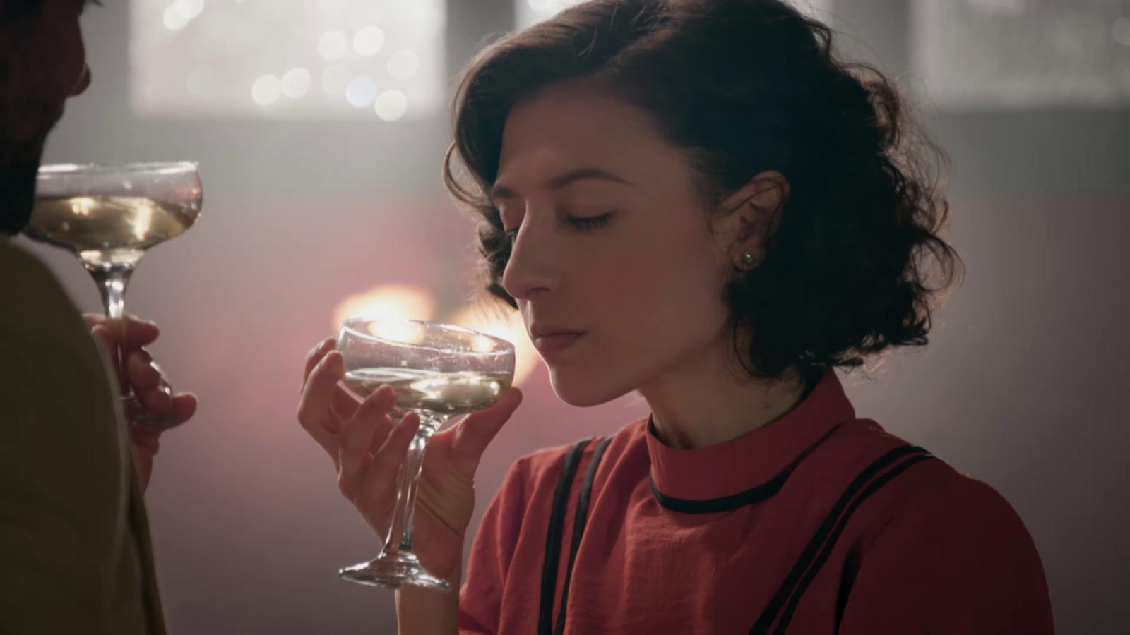 Inés sufre un ahogamiento - Salón de té La Moderna | Ver