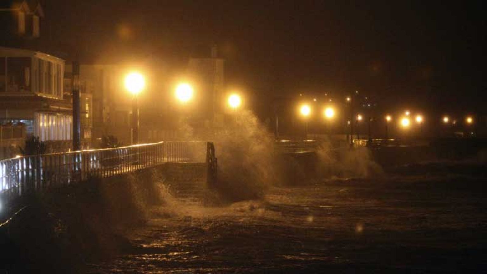 Trece provincias en alerta por fenómenos costeros