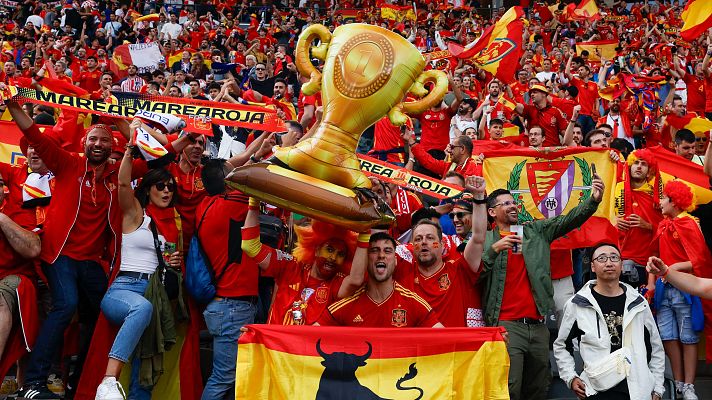 Fútbol - La afición española anima a Morata