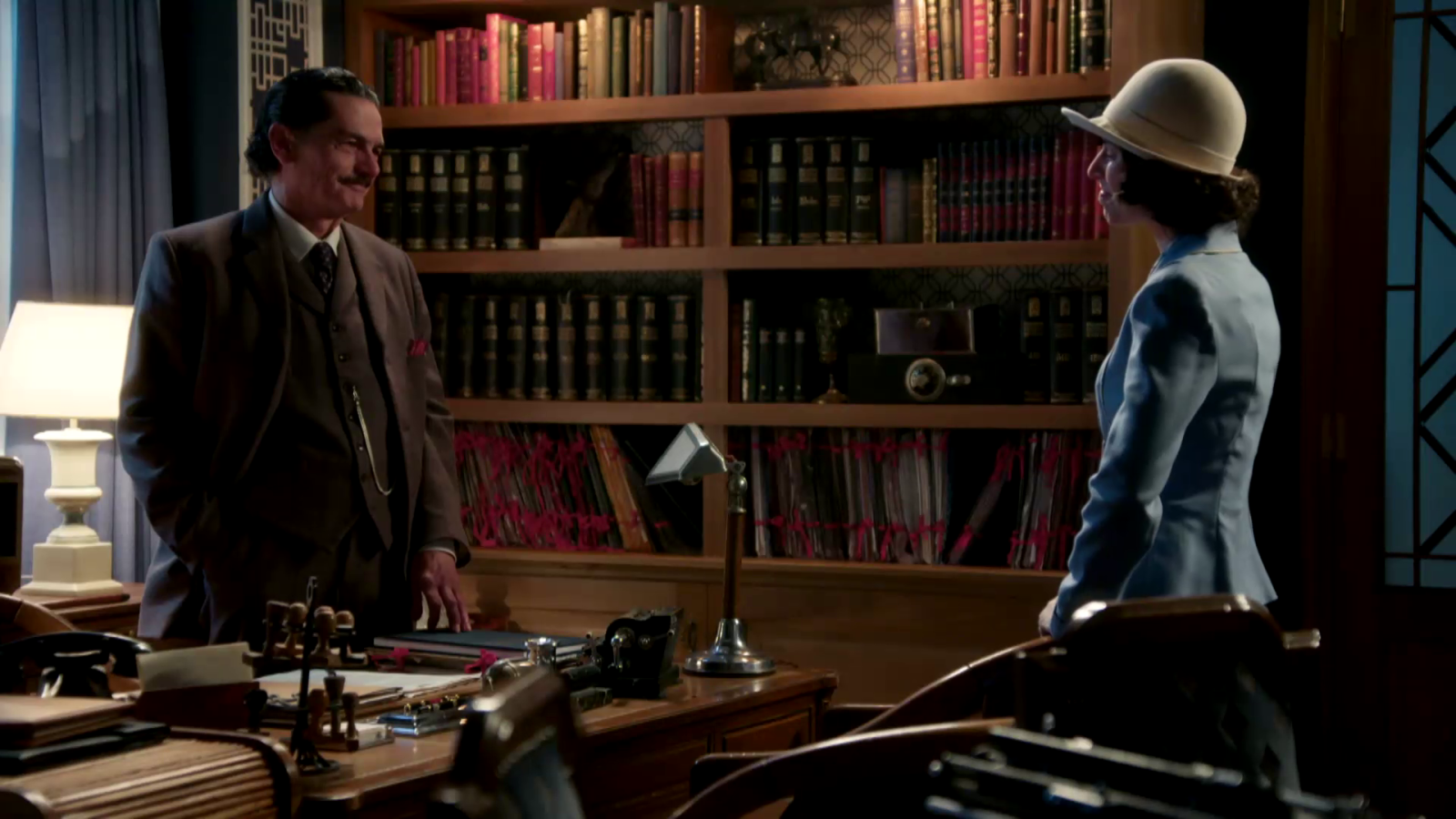 Doña Lázara flirtea con don Fermín - Salón de té La Moderna | Ver