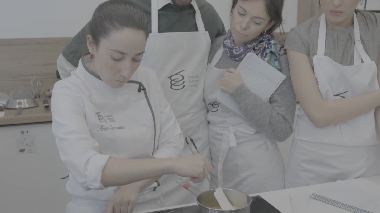 Clase de "Inicio a la pastelería" con Ana González - MasterChef | Ver