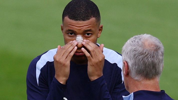 Eurocopa - Mbappé y Deschamps bromean en un entrenamiento de Francia sobre cómo rematar de cabeza con la nariz rota