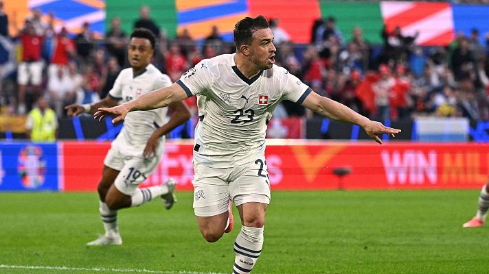 Eurocopa - Golazo de Shaqiri tras un error en la defensa escocesa