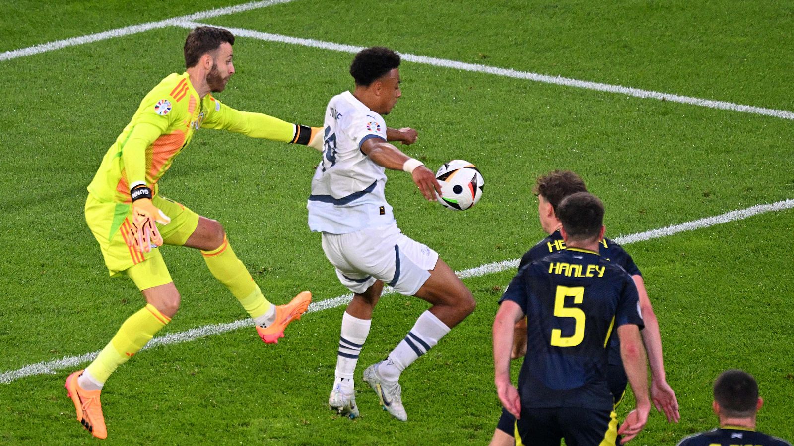 Parada de Gunn (min. 31) Escocia - Suiza (1-1) | Eurocopa 2024 - Eurocopa | Ver