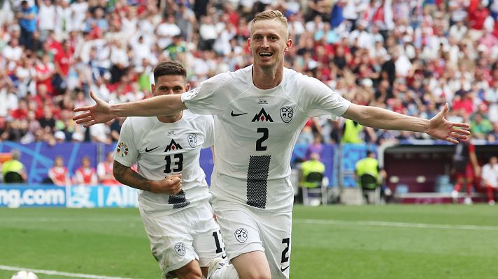 Eurocopa - Zan Karnicnik lanza y remata la jugada: gol de Eslovenia