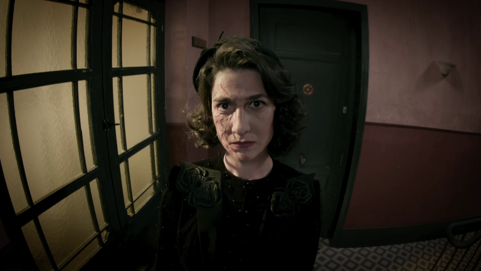 Matilde cree ver a Carla por la mirilla - Salón de té La Moderna | Ver