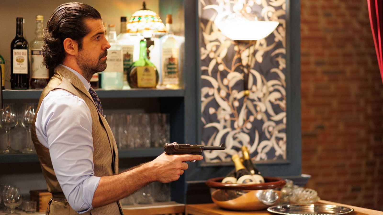 César y Marcel provocan un tiroteo en el Madrid Cabaret - Salón de té La Moderna | Ver