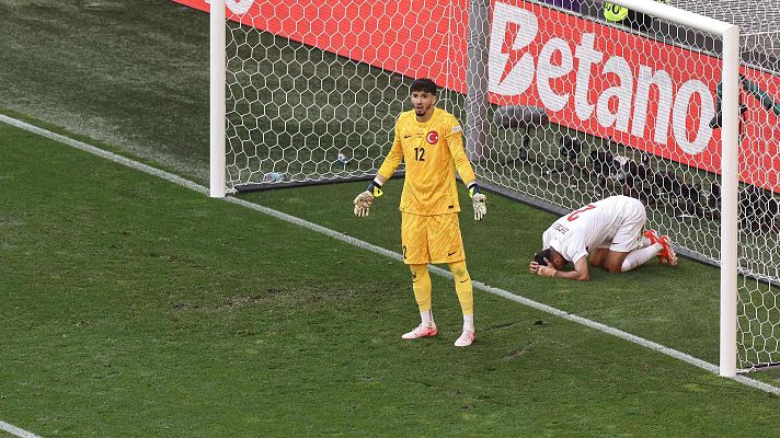 Eurocopa - El surrealista fallo de la defensa turca que regala el 0-2 a Portugal