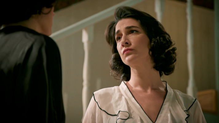 Salón de té La Moderna - Doña Bárbara esconde a Carla en su sótano